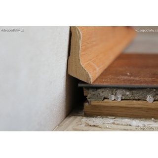 Dilatace mezi zdí a dřevěnou podlahou