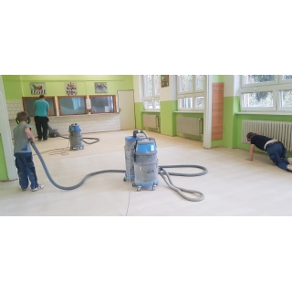 Vysávání podlahy Janvac