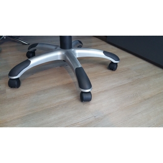 Kolečková židle osazená špatnými kolečky na PVC